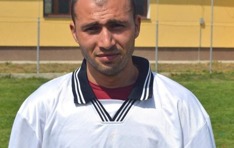 TRAGEDIE în fotbal. Unul dintre cei mai buni jucători s-a sinucis: s-a spânzurat în podul blocului în care locuiesc părinţii!