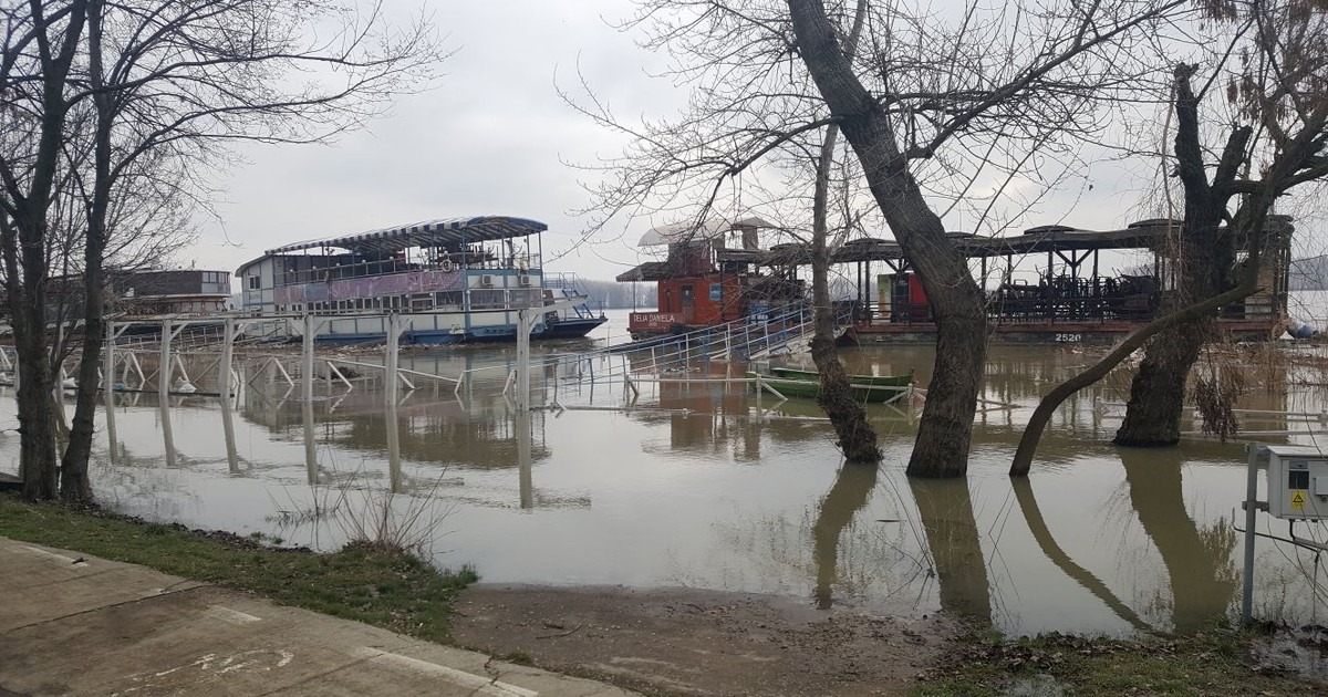 Dunărea, pe cale să treacă peste cota de inundații la Galați. La Şantierul Naval Damen se pun saci cu nisip pentru protejarea halelor