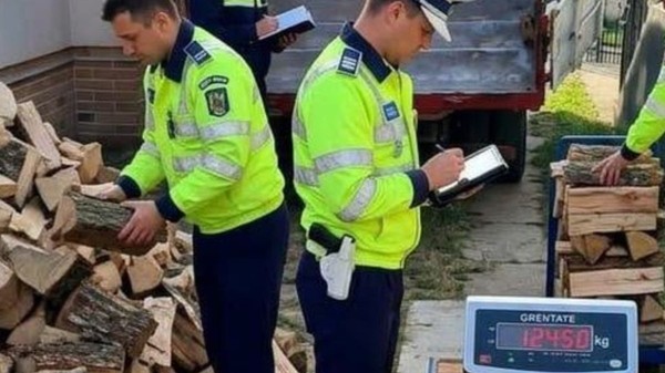 Polițiștii din Satu Mare, obligați să cântărească lemnele de foc din sobe.Sursă foto: Facebook/ Sindicatul Europol.