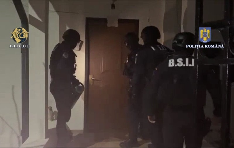 Imagini de la perchezițiile DIICOT la frații Andrew și Tristan Tate. VIDEO