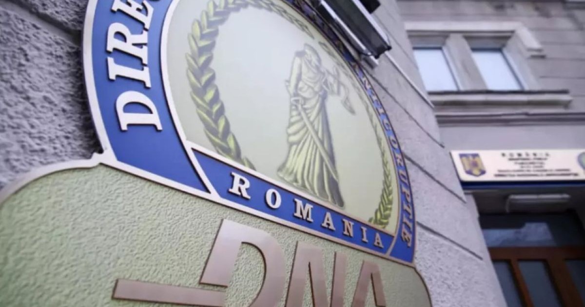 Logo-ul Direcției Naționale Anticorupție pe clădirea unde sunt birourile