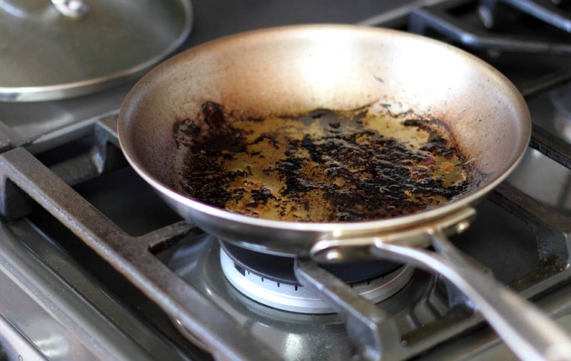 Cum cureți o tigaie arsă cu un singur ingredient. Fierbe-l, așteaptă 15 minute și tigaia arată ca nouă