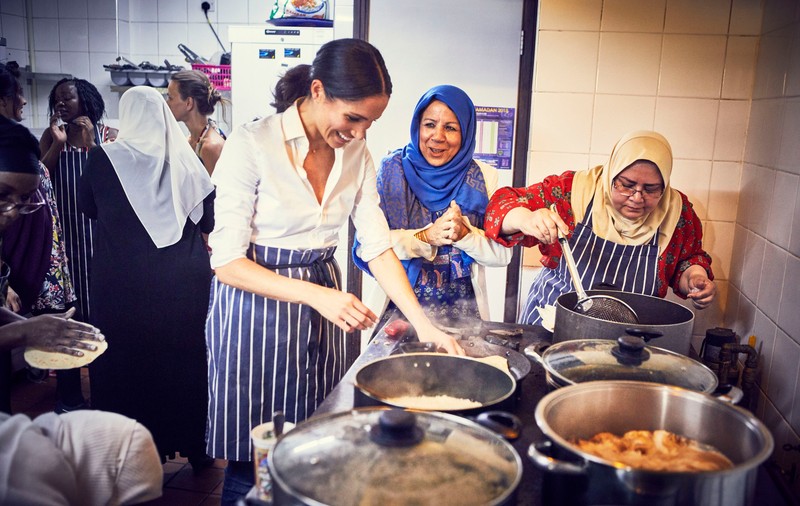 FOTO| Meghan Markle la cratiță. Ducesa de Sussex a ajutat la realizarea unei cărți de bucate pentru a-i ajuta pe supraviețuitorii incendiului de la Grenfell Tower