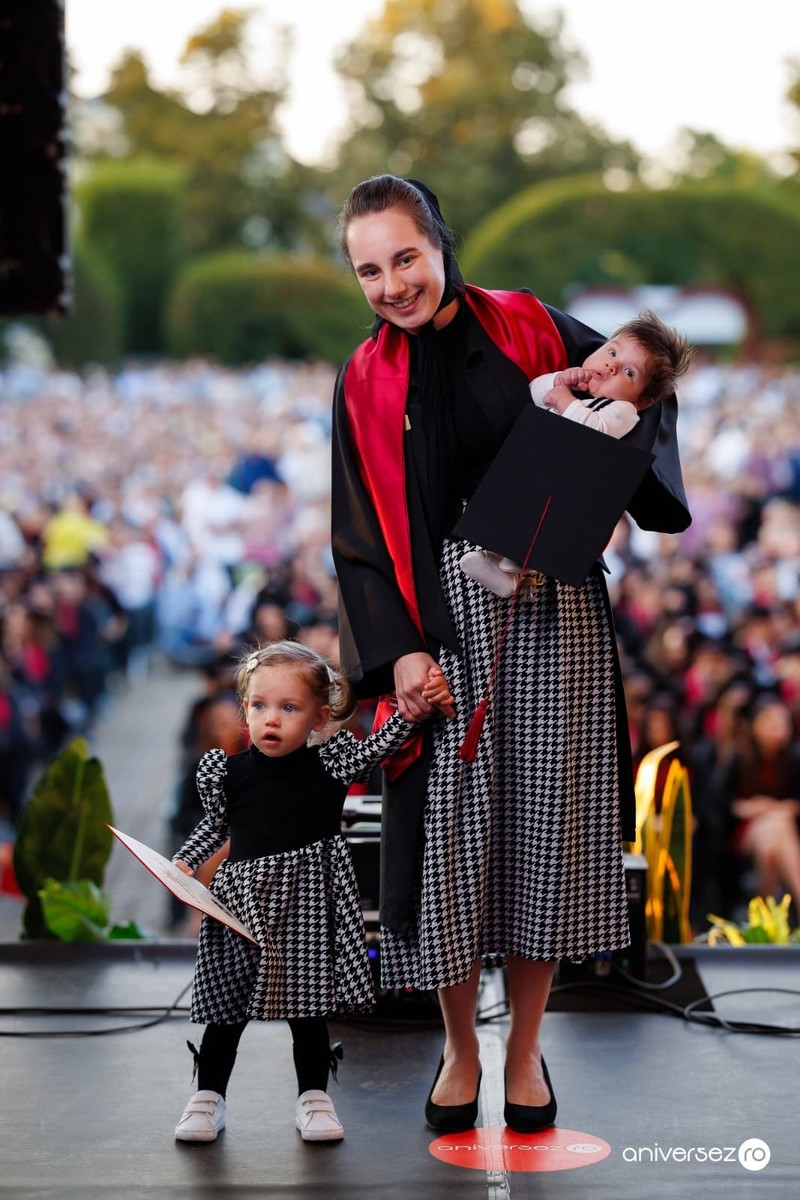 Elisabeth și cei doi copii ai ei. Sursa foto: arhivă personală