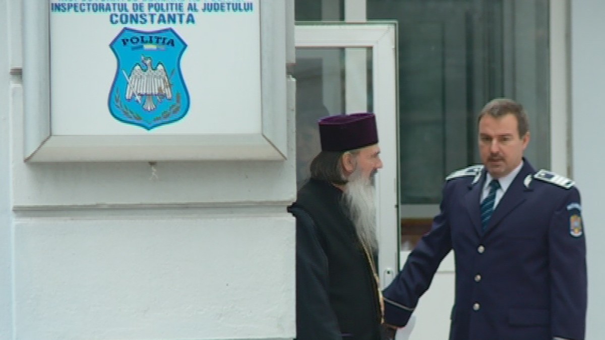 Unul dintre polițiștii, care l-ar fi lăsat pe IPS Teodosie să intre pe ușa din spate, a fost mutat la Centrul de Reținere și Arest Preventiv al Poliției din Constanța.