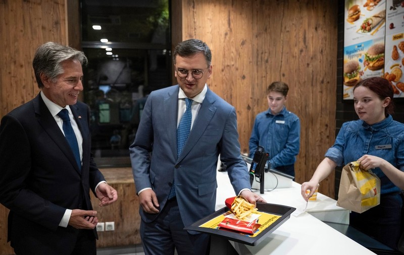 Ministrul de externe al Ucrainei l-a dus pe secretarul de stat american, aflat în vizită la Kiev, la fast-food