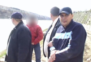 Remus Chiper (dreapta) în timpul reconstituirii modului în care s-a debarasat de cadavre