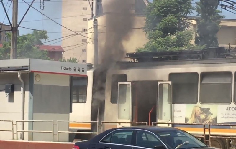 UPDATE | Un tramvai a luat foc în timp ce se afla în intersecția de la Dristor din București | VIDEO