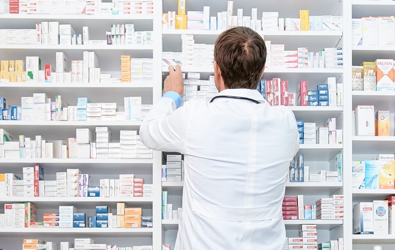 CRIZA FARMACIȘTILOR. „Sora medicinei, nu fiica comerțului” nu mai are căutare: concurență de sub un candidat pe loc și medii de 5 la facultățile din țară