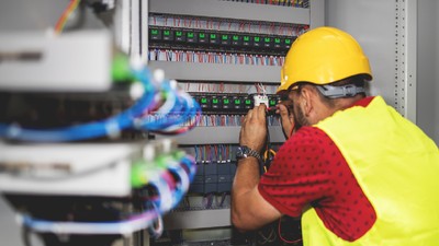 Cât câștigă un electrician de reparație și întreținere de la CFR