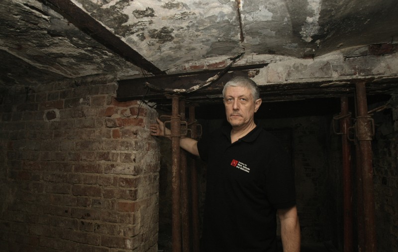 EXCLUSIV / Proprietarii caselor din zona Eroilor unde se lucrează la metrou sunt disperați:  ”Vor să ne dărâme locuințele ca să ia ne terenurile”
