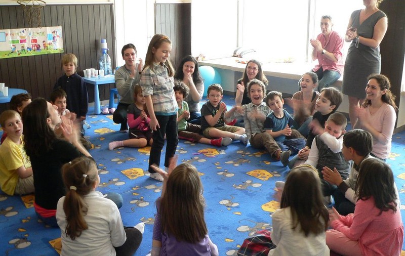 Copiii cu autism, ajutaţi să meargă la şcoală
