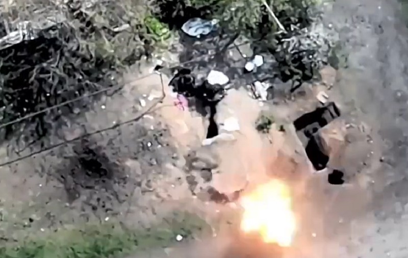VIDEO | Primele filmări cu atacul dronelor „kamikaze” Switchblade asupra soldaților ruși care săpau tranșee lângă Harkov
