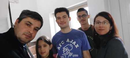 Pilotul Florin Bogdan, împreună cu familia lui, soția și cei trei copii. Băiatul cel mare îi urmează cariera militară