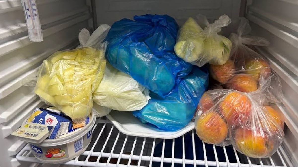 Angajații doseau mâncare furată, brânză, șuncă, ardei sau piersici, în frigider