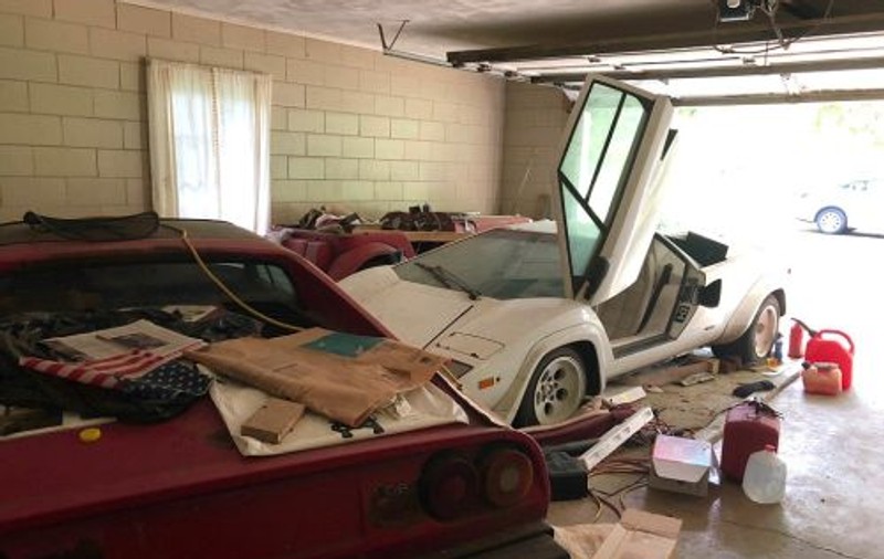 FOTO | O studentă a găsit o comoară care zăcea în garajul bunicii de 20 de ani: un Lamborghini și un Ferrari