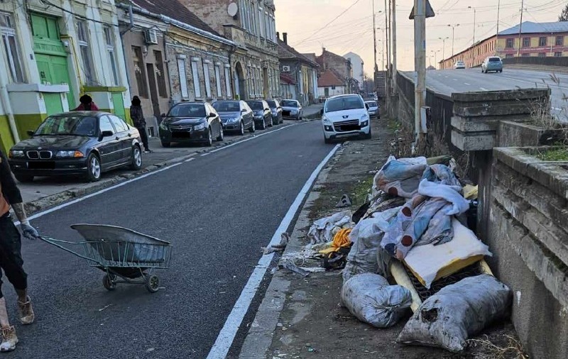 Un bărbat a fost amendat cu 30.000 de lei pentru că a lăsat mai mulți saci cu moloz pe un bulevard din Timișoara