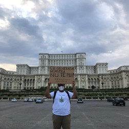 Tushar, în toamna anului trecut, promovând inițiativa „Generația Vot” în fața Parlamentului