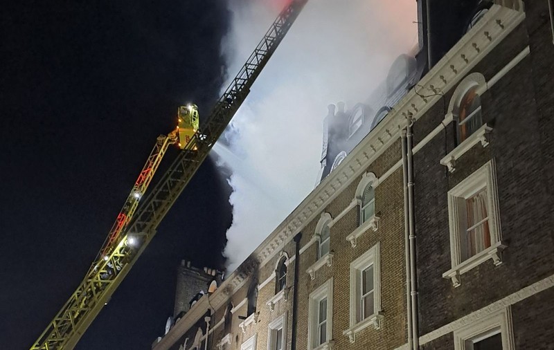 Incendiu de amploare la Londra, într-o clădire de apartamente. 130 de oameni au fost evacuați, 11  au fost duși la spital