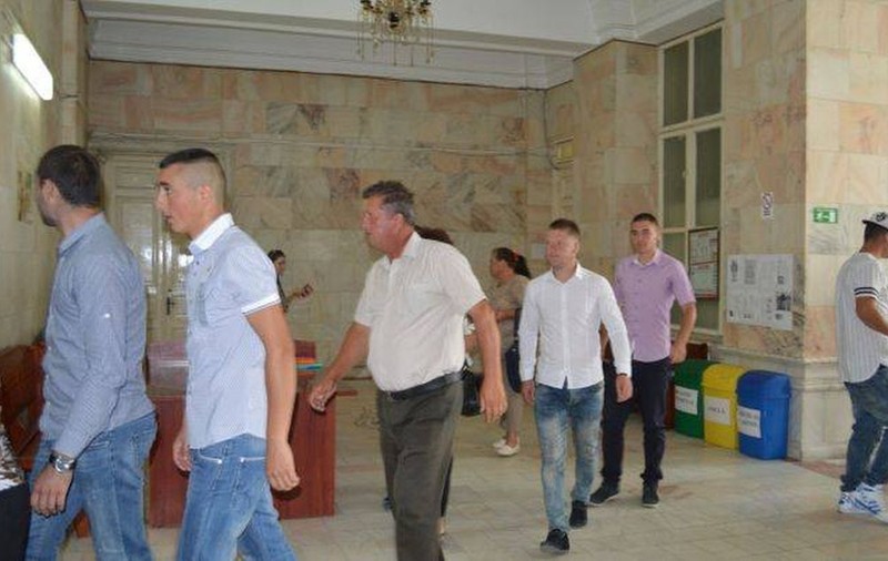 Procurorii cer pedepse mai mari pentru cei şapte tineri care au violat o elevă din Vaslui