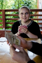 Ali îl învață pe Bogdan, un nou prieten de vârsta ei, să joace Cruce | Foto Oana Brîndușe