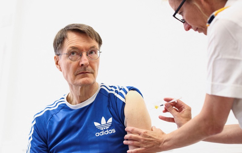 Ministrul sănătății din Germania s-a vaccinat anti-Covid. Potrivit unui sondaj Bild, 80% dintre nemți nu vor să se mai imunizeze