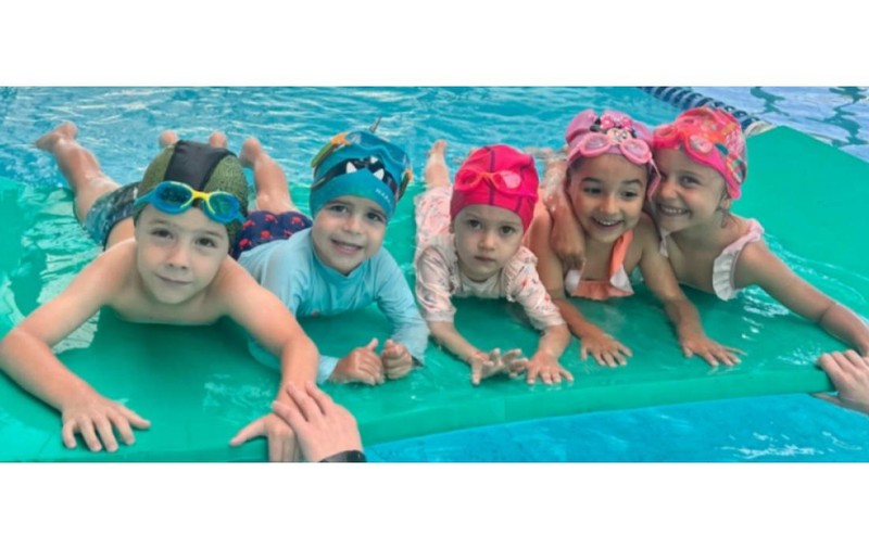 Înotul, sportul care ajută copiii să fie mai sănătoși, mai curajoși și mai disciplinați – povestea Swimming Team