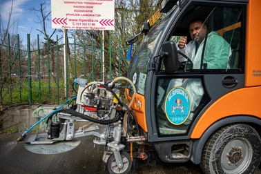 Şoferul maşinii care stropeşte cu clor în S2 e deranjat de mirosul soluţiei, dar nu poartă mască