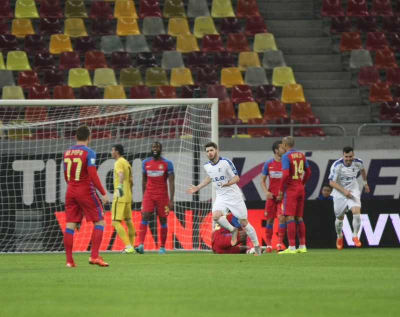 Liga I, etapa a 15-a. Steaua - Pandurii 1-1. Gorjenii au făcut legea la Bucureşti, dar au scăpat victoria printre degete. Răduţ a deschis scorul, iar Hora a trimis balonul în bară. Campioana, care şutat pe poartă de abia în minutul 66, a egalat pe final, prin Muniru / FOTO
