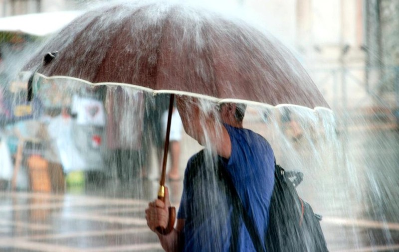Aproape toată țara, sub avertizare de vreme severă. Harta zonelor vizate de ploi torențiale, vijelii și grindină