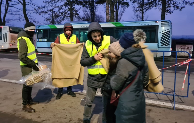 Pasul doi în criza refugiaților: „E nevoie ca statul să coordoneze resursele colectate”. Voluntarii din Vama Siret vorbesc deja de risipă