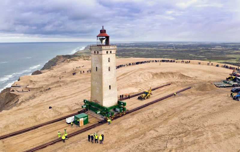Momentul uimitor în care un far vechi de 120 de ani a fost mutat pentru a nu fi înghițit de mare