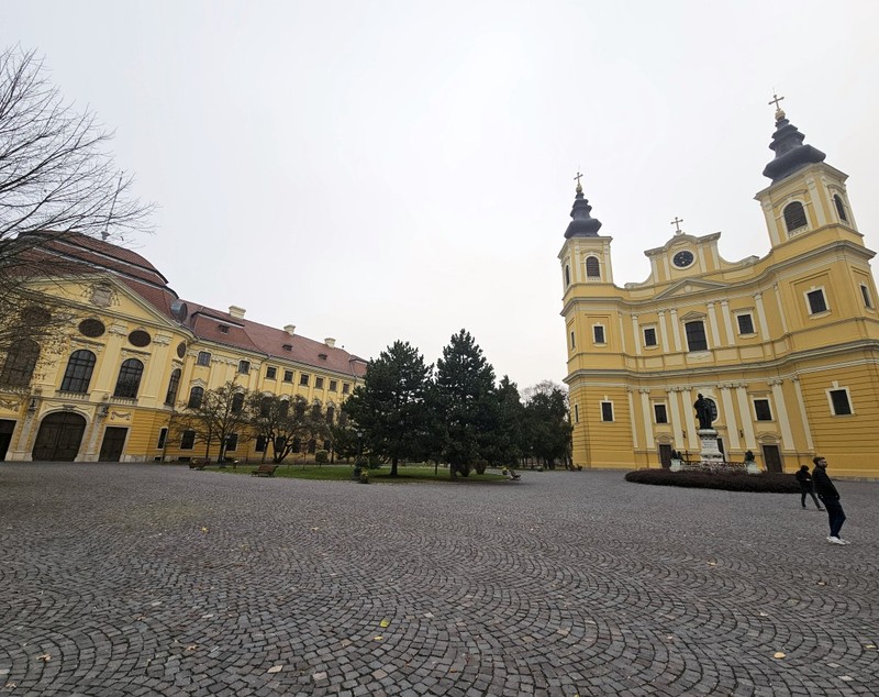 Descoperă Băile Felix și Oradea: două bijuterii ale turismului din vestul României, aproape una de alta. Se îmbină relaxarea termală cu eleganța urbană