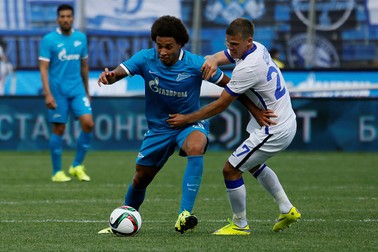 ST. PETERSBURG, RUSSIA - JULY 19: Axel Witsel (C) of FC Zenit St. Petersburg vies for the ball with Igor Denisov of FC Dinamo Moscow during the Russian Football League match between FC Zenit St. Petersburg and FC Dinamo Moscow at the Petrovsky stadium on July 19, 2015 in St. Petersburg, Russia. (Photo by Epsilon/Getty Images)