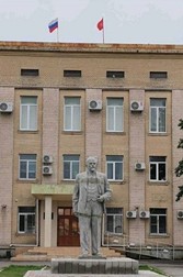 Statuia lui Lenin în fața Primăriei din Herson