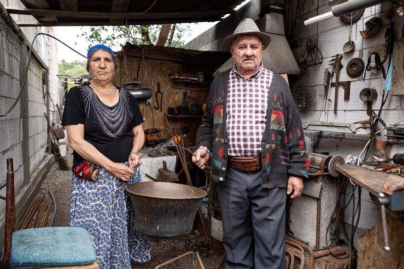 Soția și nea Tacu, în atelierul în care fac ceaune și cazane