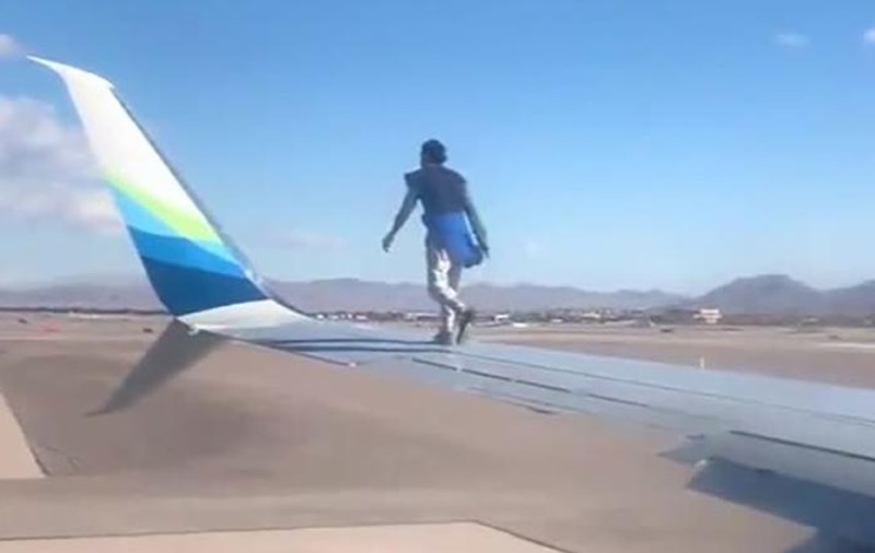 VIDEO | Un bărbat teribilist s-a urcat pe aripa unui avion care se pregătea să docoleze din Las Vegas