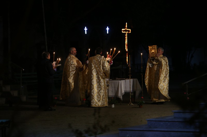 Preoții, în timpul Liturghiei