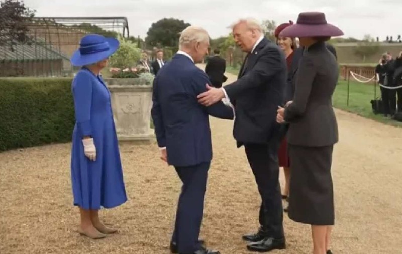 Donald Trump nu s-a înclinat în fața regelui și a reginei, încălcând grav eticheta