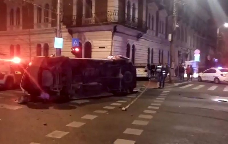Accident grav în centrul Clujului. Ambulanță răsturnată după coliziunea cu un autoturism