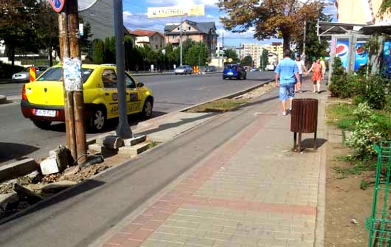 Un individ care distrugea coșurile de gunoi din Iași a fost dus de polițiști direct la Socola