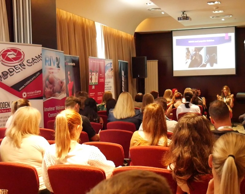 VIDEO EXCLUSIV/ Mii de oameni din industria videochatului au venit la București. Ce se întâmplă la un summit de videochat
