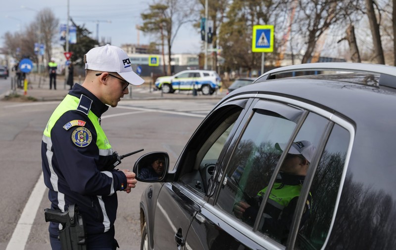 Doi tineri din Brașov au oferit mii de euro mită polițistului care îi oprise în trafic