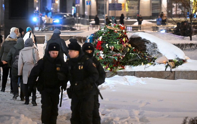 Peste 200 de rețineri în Rusia în urma protestelor tăcute. Oamenii au depus flori în memoria lui Aleksei Navalnîi, în mai multe orașe - UPDATE