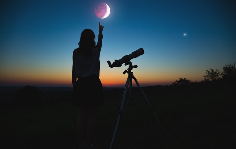 Eclipsa de Lună plină în Pești din 28 august 2026: ce aduce pentru fiecare zodie și cum ne afectează sănătatea