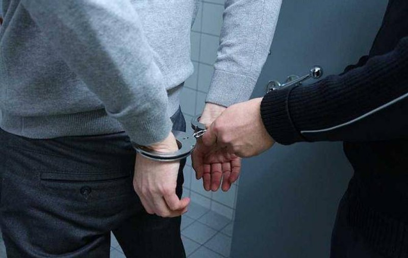 Individ din Vâlcea, arestat după ce a bătut-o pe mama fostei concubine. S-a urcat pe acoperiș ca să intre în casa femeii