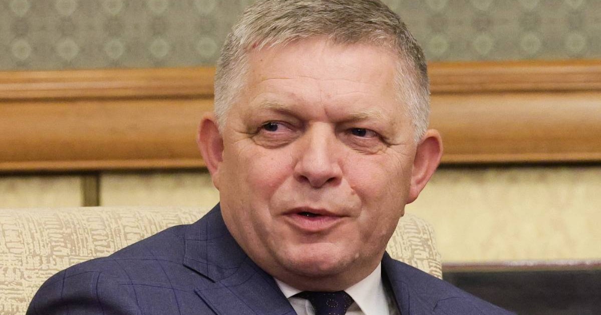 Premierul slovac Robert Fico, îmbrăcat într-un costum albastru, în timp ce stă pe scaun la o întâlnire oficială de stat
