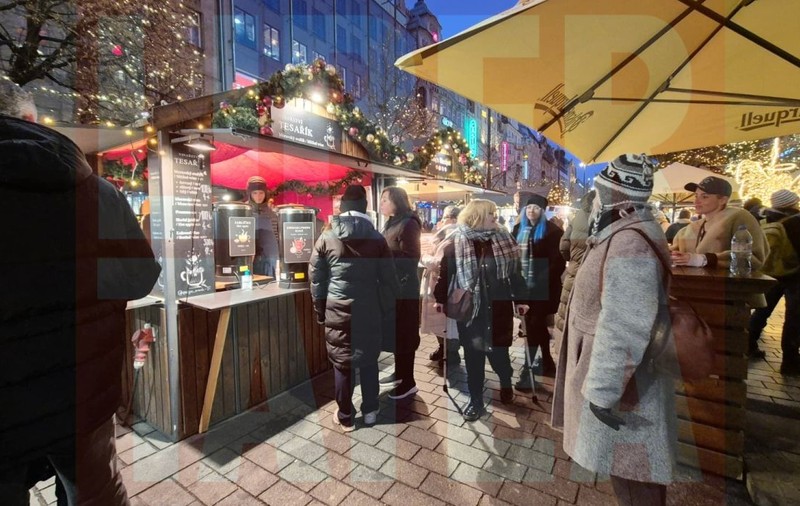 Cât costă un pahar cu vin fiert și un trdelnik la târgurile de Crăciun din Praga. Prețurile nu sunt departe de cele din România