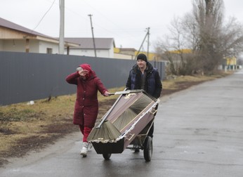 Localnicii din Borodyanka transportă un sicriu, pe 3 martie 2022.