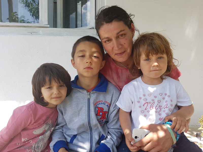 Emi, alături de mama lui, Bianca Bojian, și de surorile Ioana și Amalia